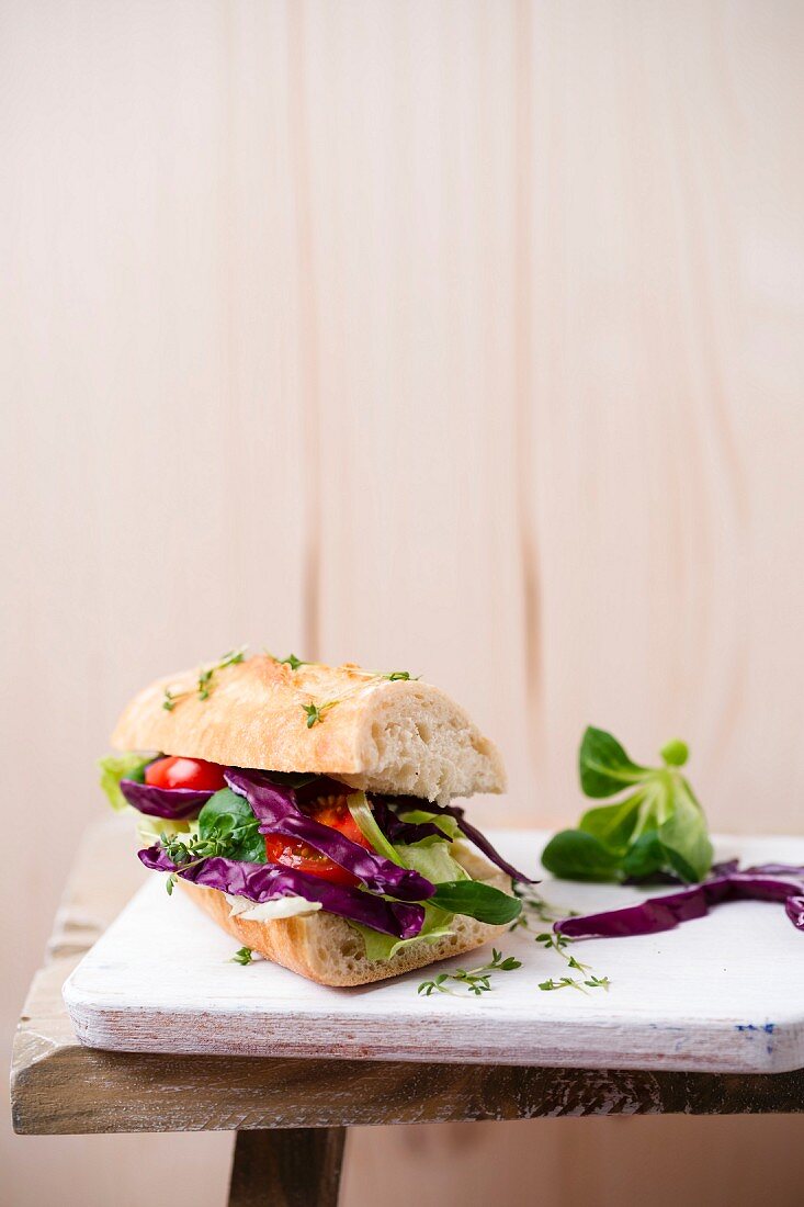Baguette with salad (iceberg lettuce, red cabbage, lamb's lettuce, tomatoes, cress)
