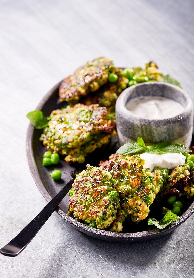 Erbsen-Spinat-Fritters mit Ricotta und Kräuterjoghurt-Dip