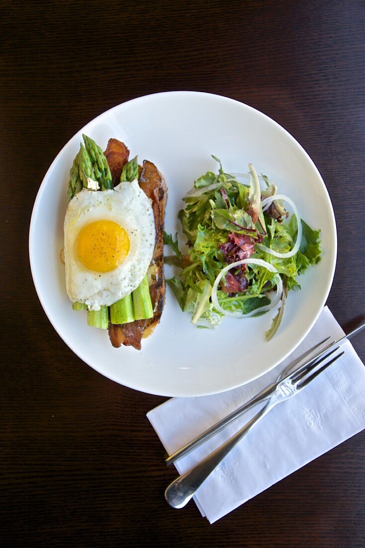 Bacon, Spargel, Spiegelei und Salat zum Frühstück (USA)