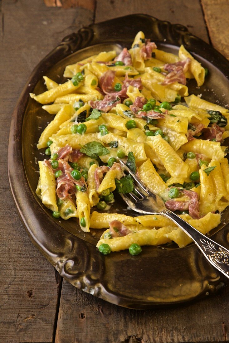 Garganelli mit Parmaschinken und Erbsen (Italien)