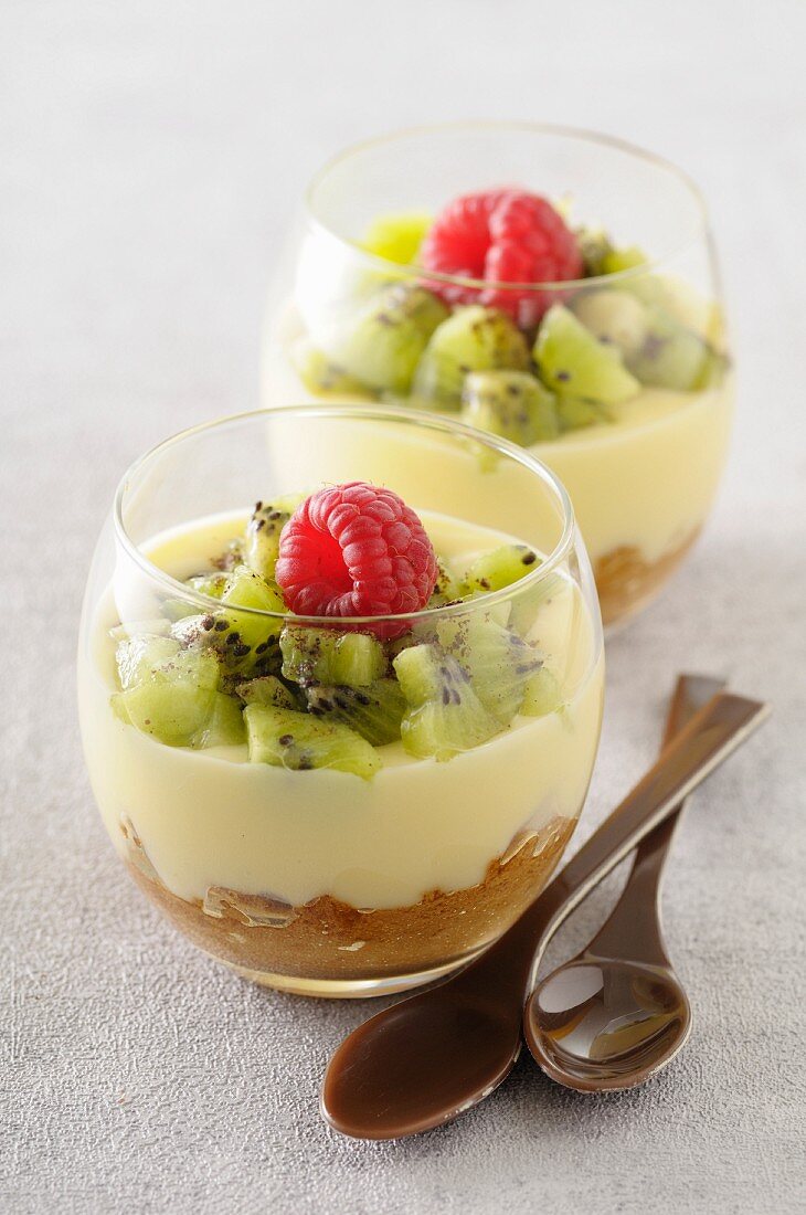 Kiwi tiramisu in dessert glasses