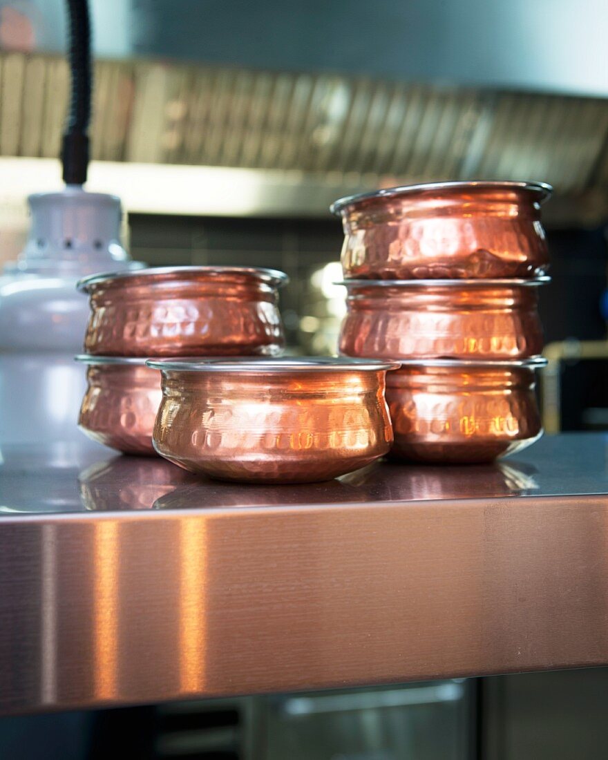 Kochgeschirr aus Kupfer in Restaurantküche