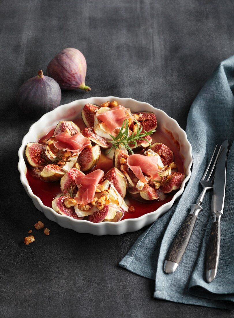 Figs baked with goat's cheese, and raw ham