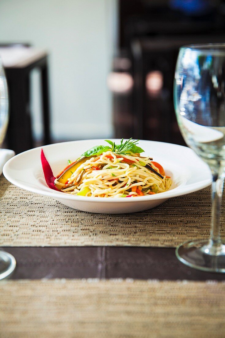 Linguini mit Gemüse und Basilikum im Restaurant