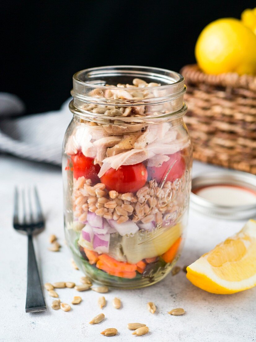 Schichtsalat im Glas mit Dinkel, Hähnchen und Gemüse