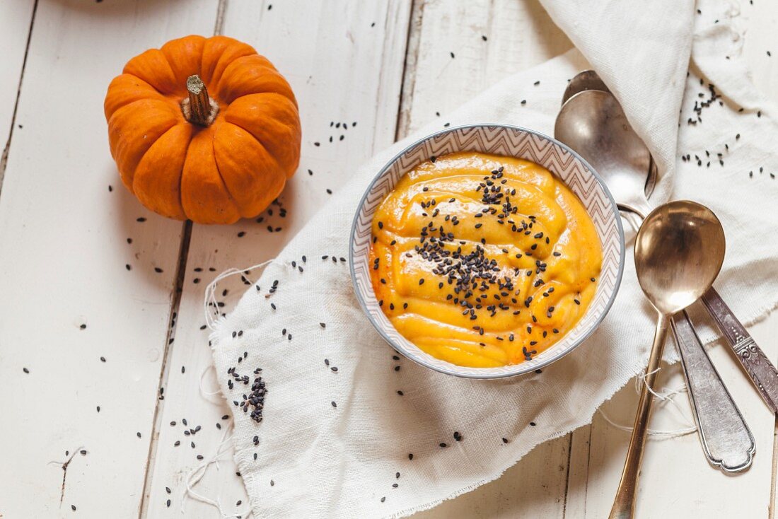 Kürbissuppe mit schwarzen Sesamsamen