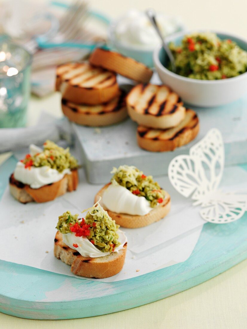 Bruschetta mit Ziegenkäse und Bohnenaufstrich zu Ostern