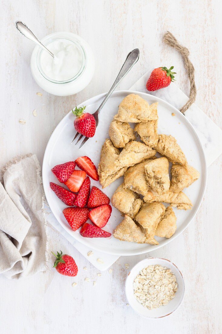 Gesunder Kaiserschmarrn aus Dinkelmehl, Mandeldrink und Skyr mit Erdbeeren