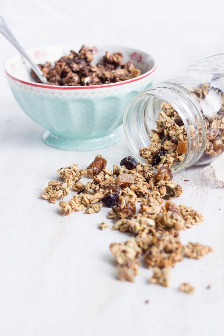 Selbstgemachtes gesundes Granola mit Datteln und Kürbiskernen (zuckerfrei, vegan)