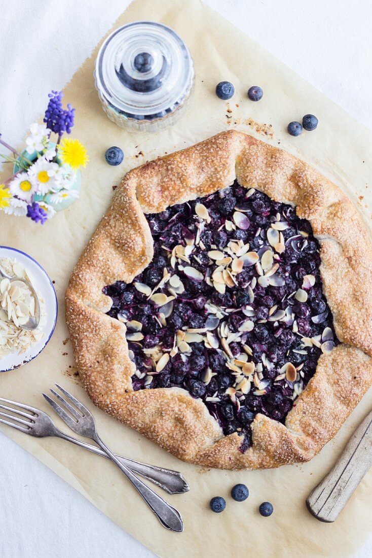 Sommerliche Mürbeteig-Galette mit Heidelbeer-Zitronenfüllung und Mandeln