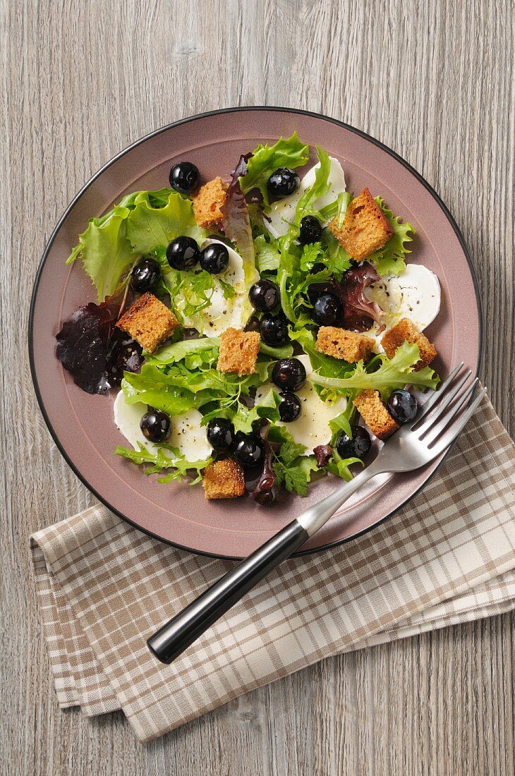 Blattsalat mit Ziegenkäse, Oliven und Croûtons (Pyrenäen, Frankreich)