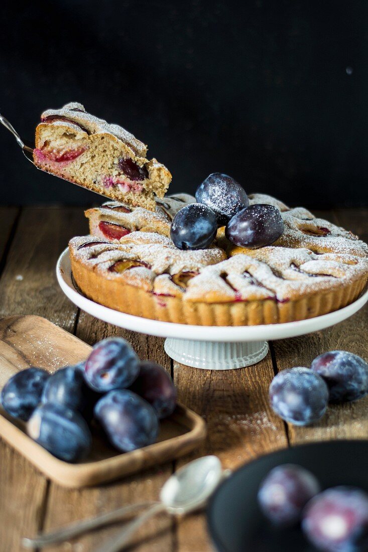 Vollkorn-Pflaumenkuchen mit Puderzucker, angeschnitten