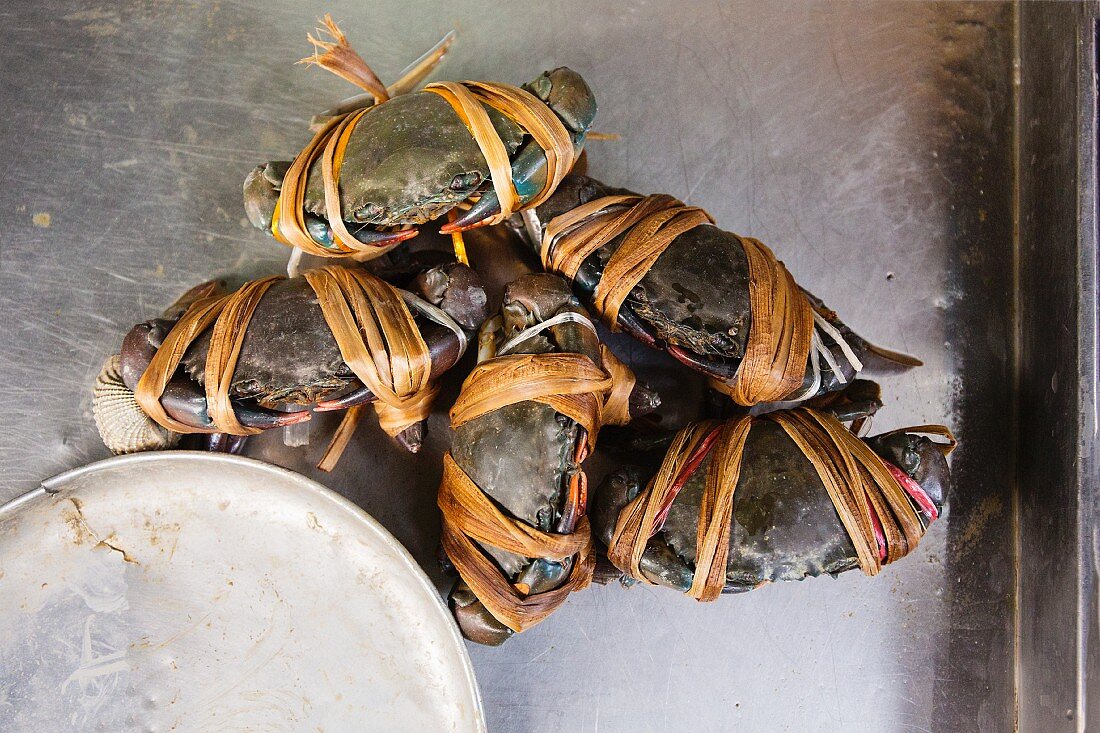 Zusammengebundene Taschenkrebse auf einem Fischmarkt, Thailand