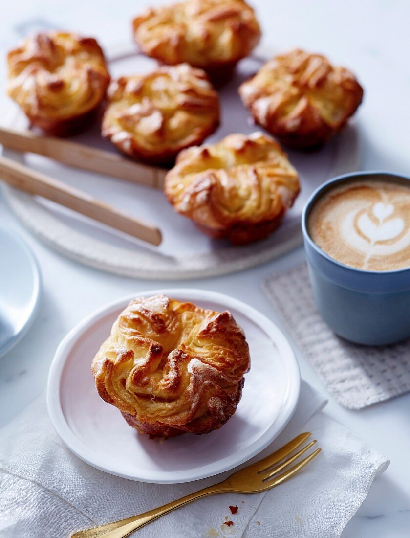 Kouign Amann (bretonischer Butterkuchen) und Kaffee