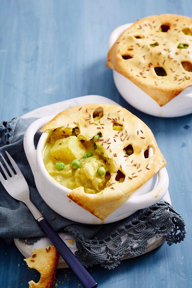 Samosa Pot Pies mit Kartoffeln, Blumenkohl und Erbsen