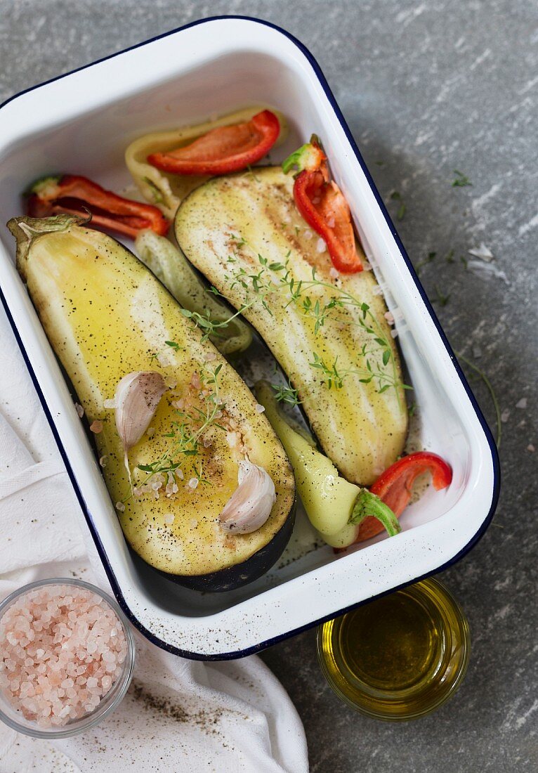 Auberginen und Paprika mit Olivenöl, Knoblauch und Himalayasalz in der Reine