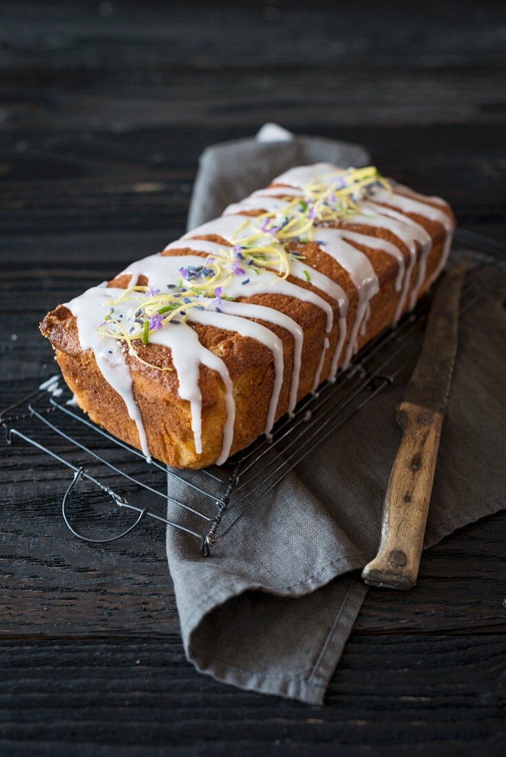 Zitronenbrot auf Abkühlgitter