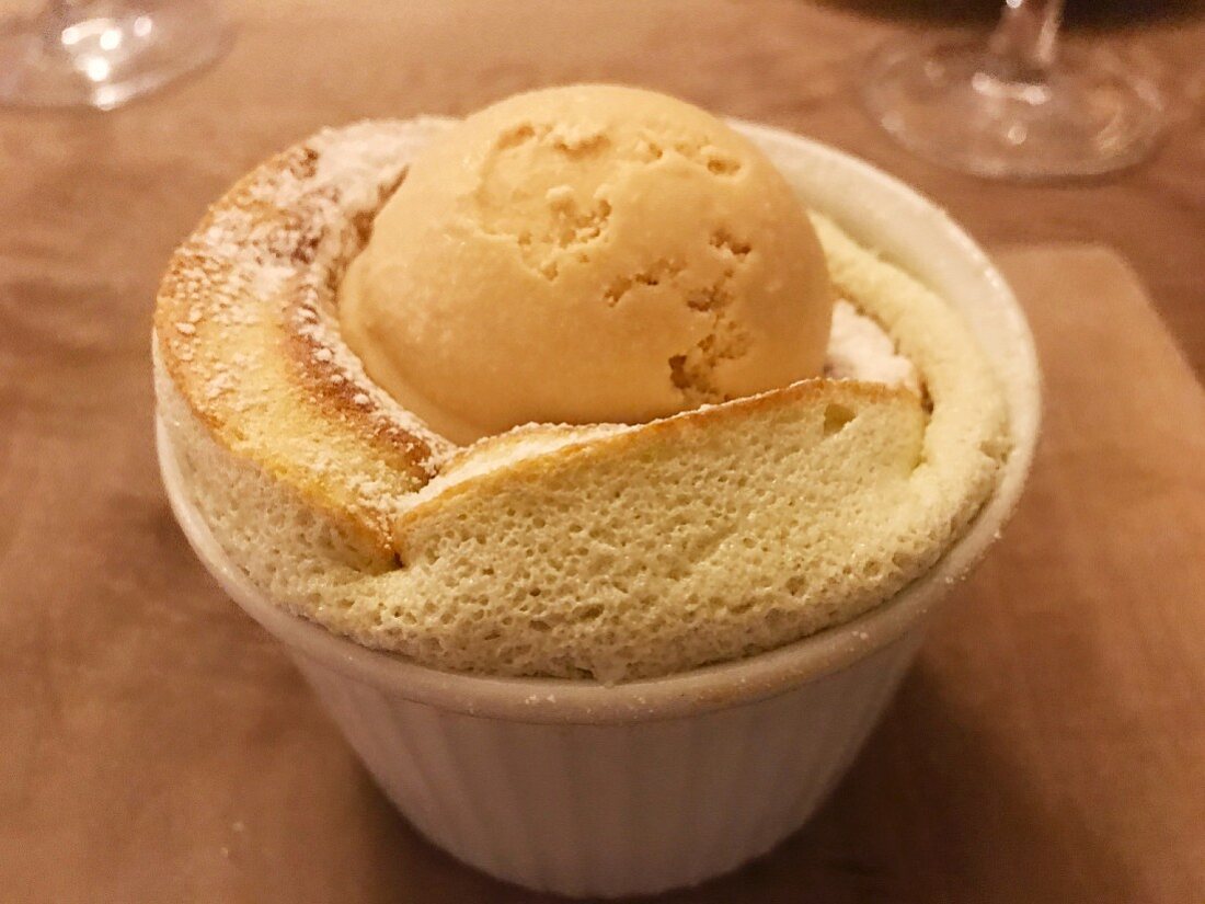 Bramley-Apfelsouffle mit Salted-Caramel-Eis