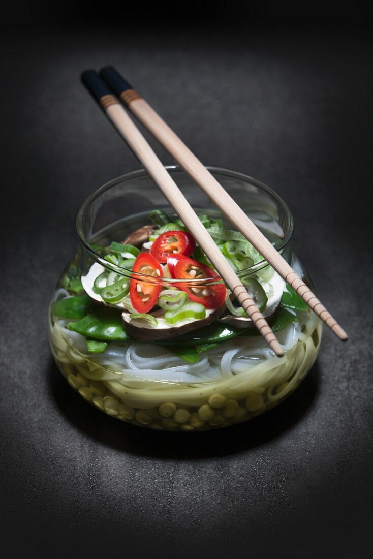 Geschichtete Nudelsuppe mit Gemüse im Glas (Asien)