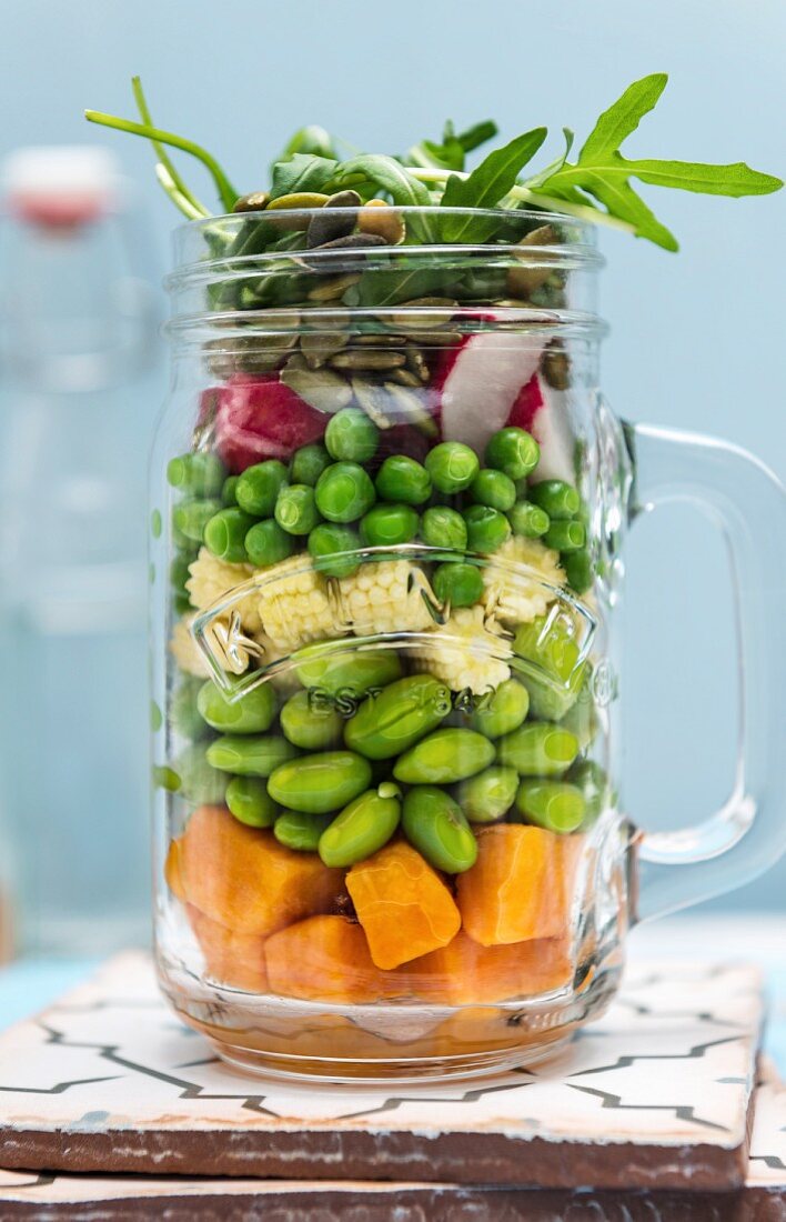 Veganer Süsskartoffel-Bohnen-Salat mit Erbsen, Radieschen und Kürbiskernen im Glas