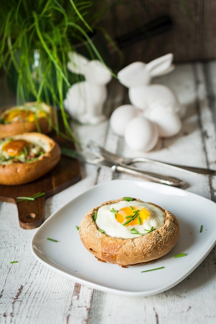 Brötchen gefüllt mit Spiegelei und Schnittlauch fürs Osterbrunch