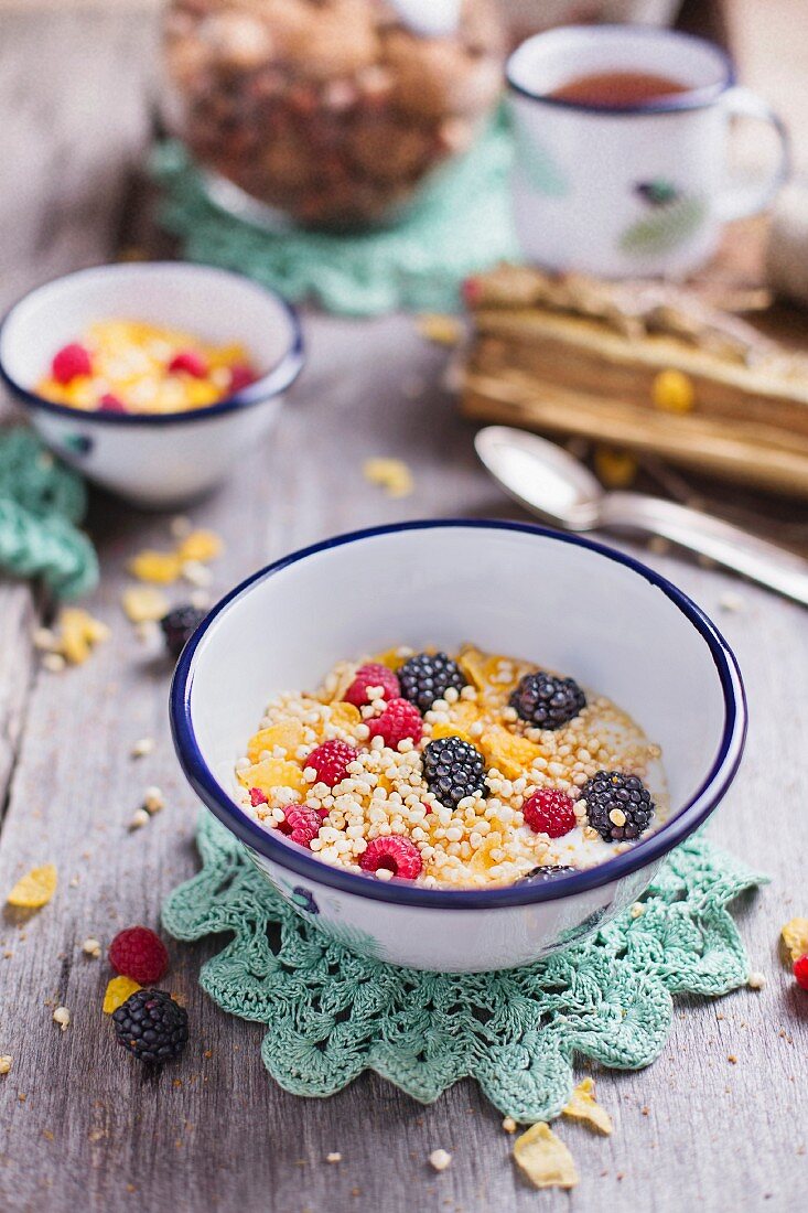 Glutenfreies Müsli mit frischen Beeren