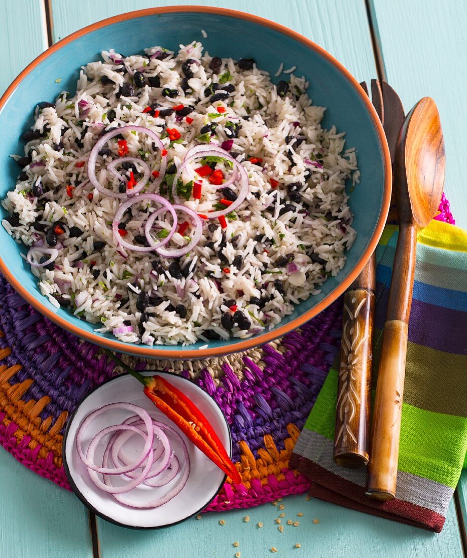 Reissalat mit schwarzen Bohnen (Mexiko)