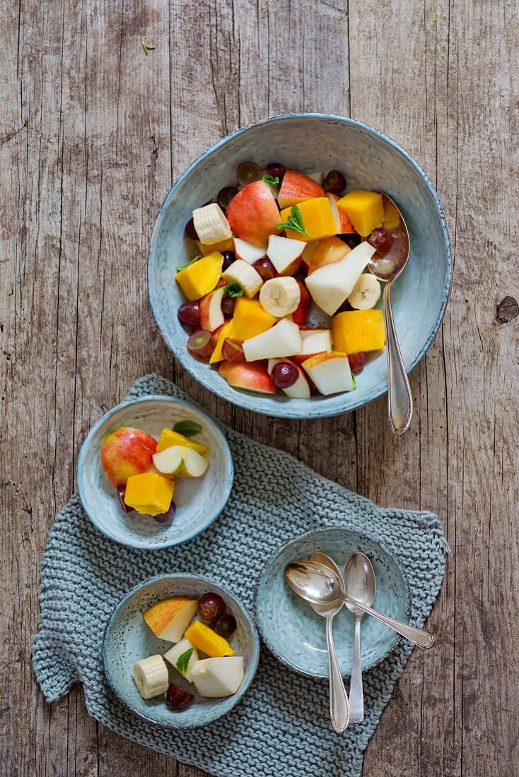 Obstsalat mit Apfel, Mango, Traube, Banane und Birne