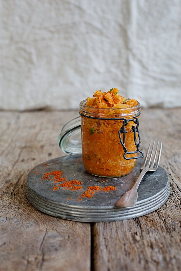 Sauerkraut mit Paprika in Einmachglas
