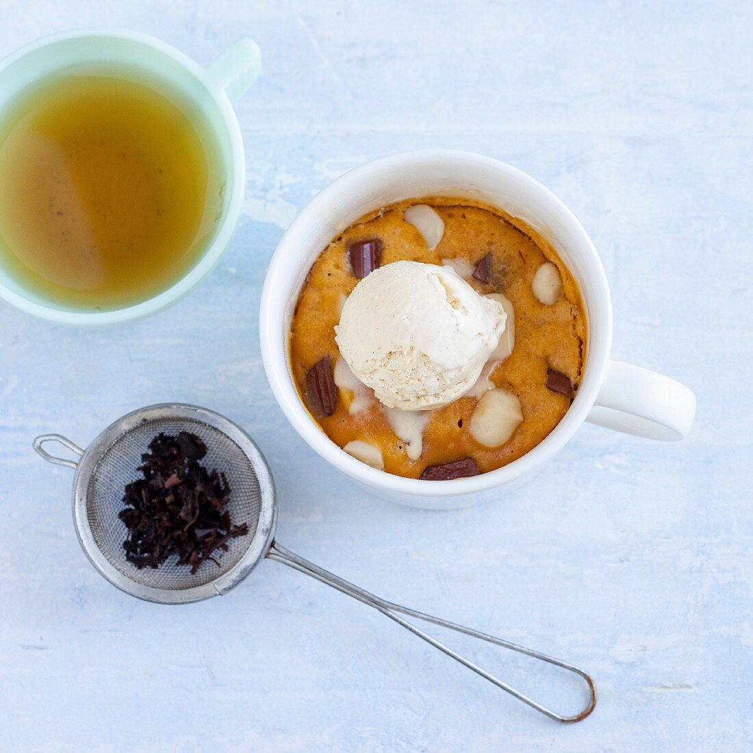 Tassenkuchen mit Karamell, Milchschokolade und Vanilleeis