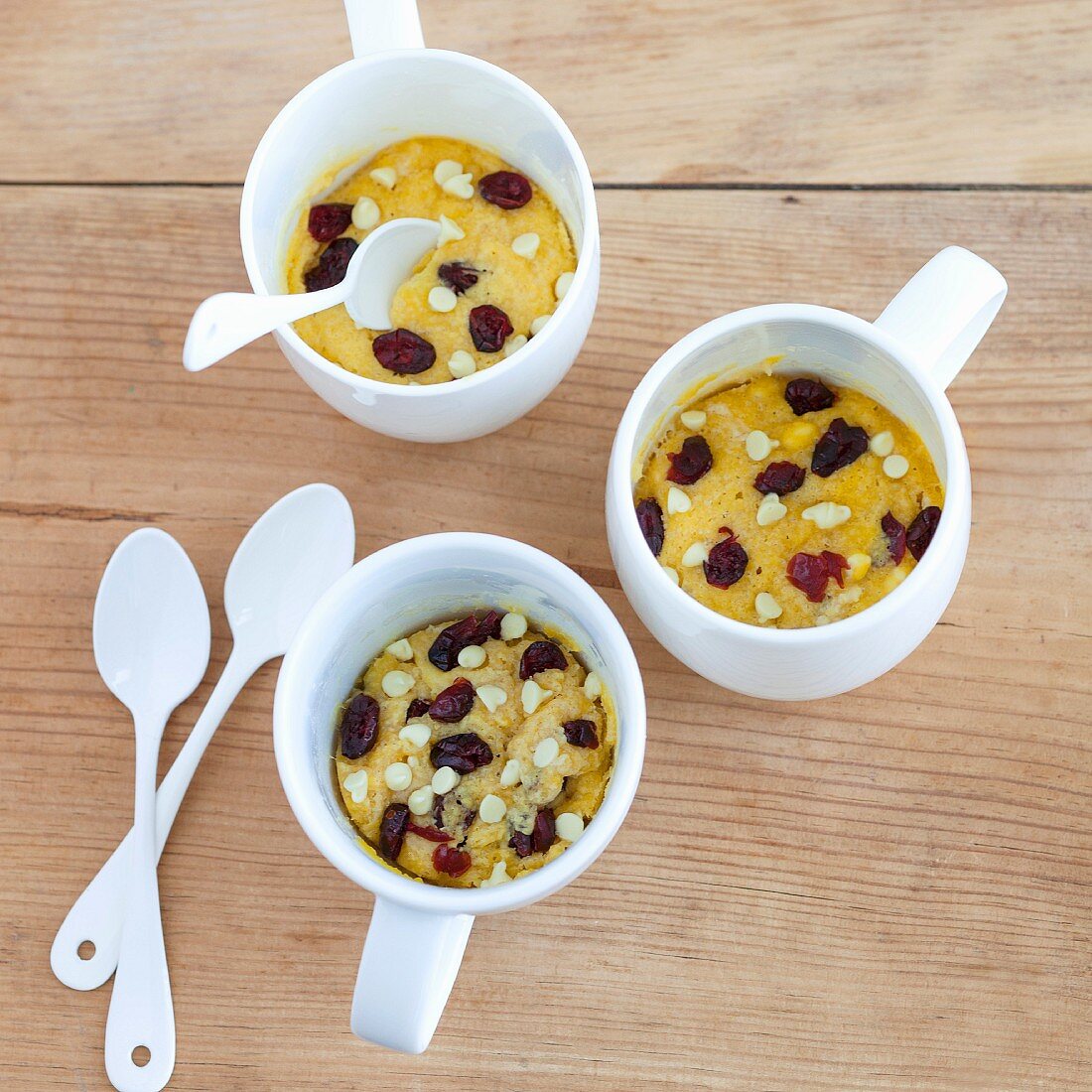 weiße-Schokoladen-Tassenkuchen mit Cranberries