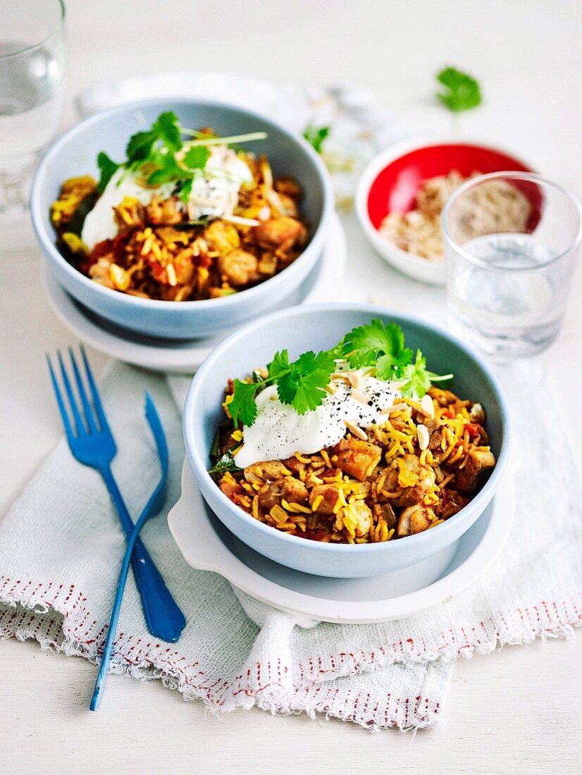 Würziger Hähnchen-Pilaw mit Joghurt