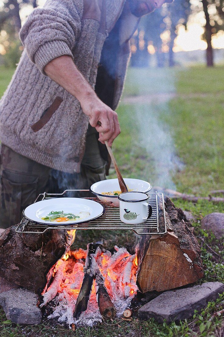 Frühstück auf Lagerfeuer zubereiten