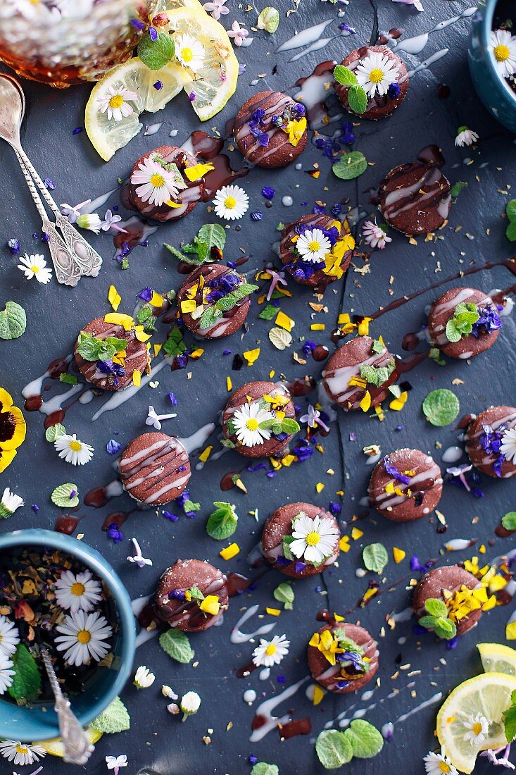 Schokoladenplätzchen mit essbaren Blüten und Kräutern