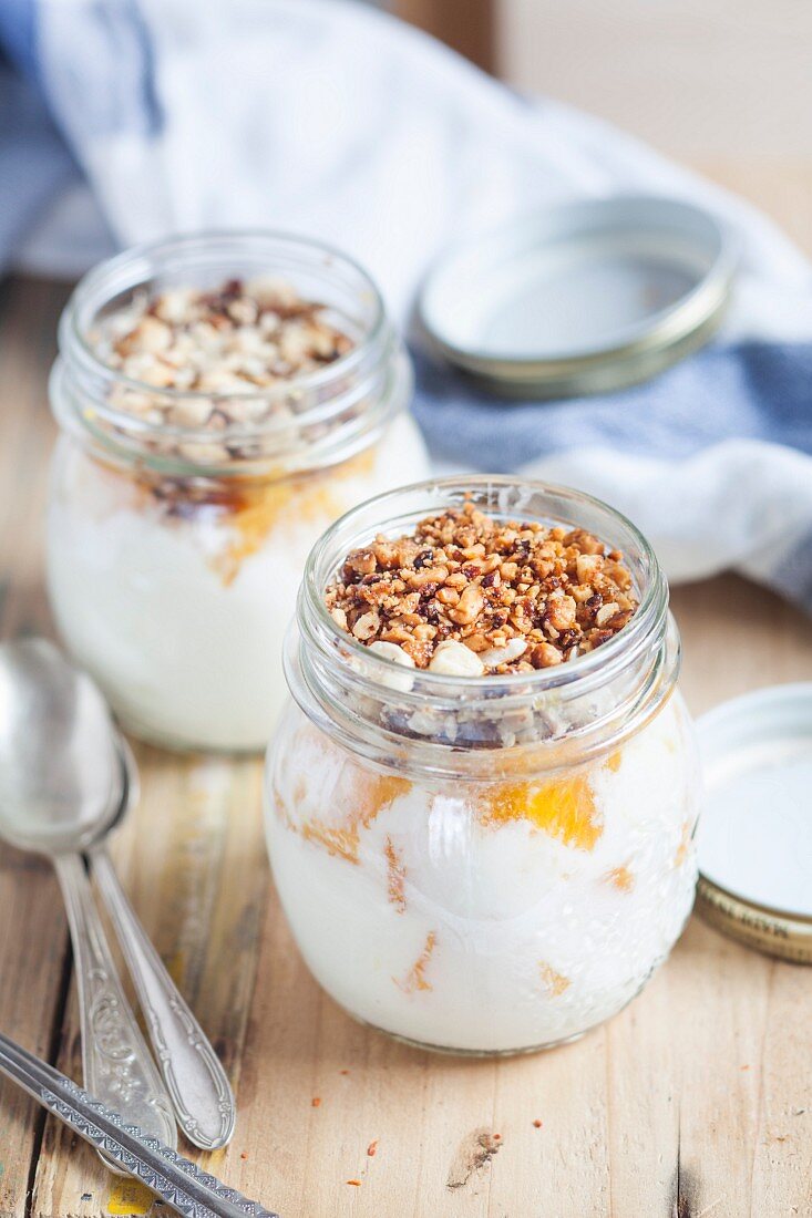 Joghurt mit Orangenstücken und Nusskrokant