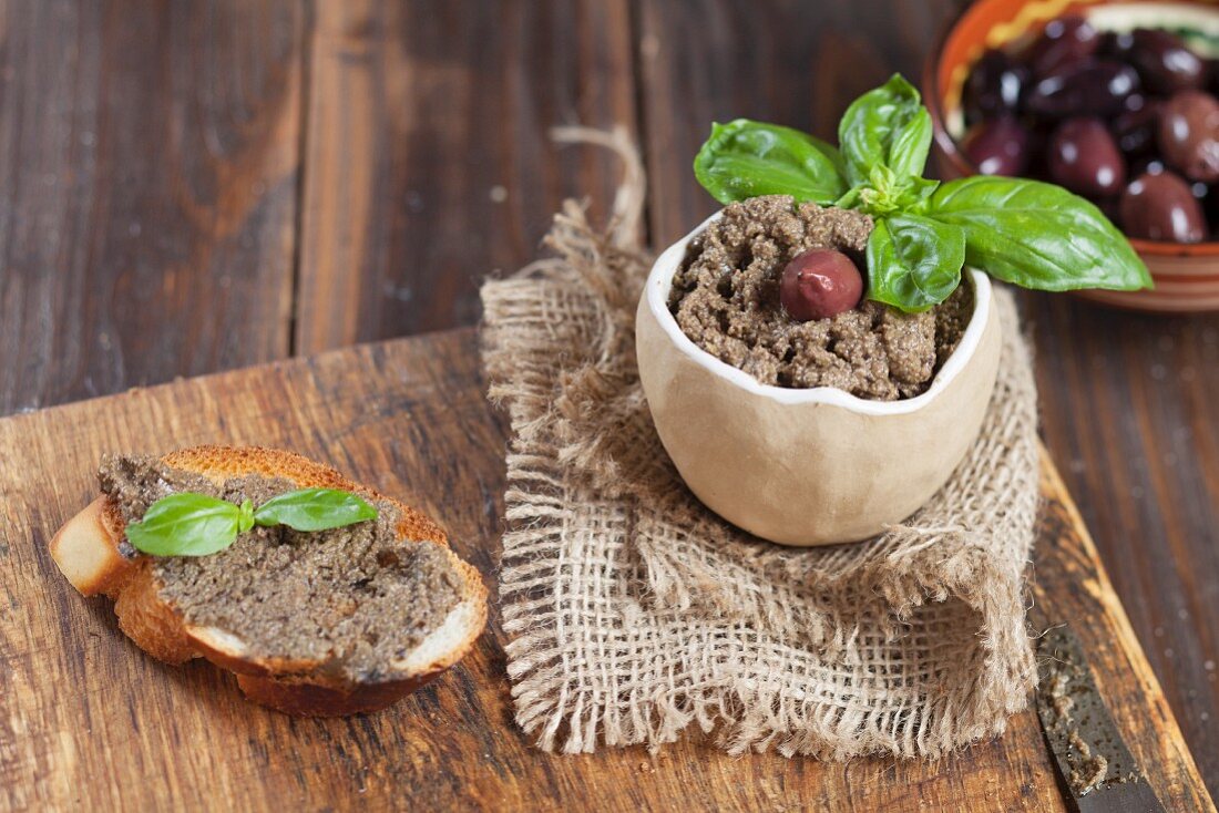 Crostini mit Tapenade und Basilikum