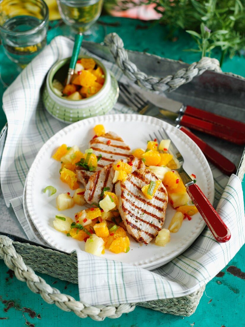 Gegrillte Schweinemedaillons mit Ananas-Orangen-Paprikasalsa