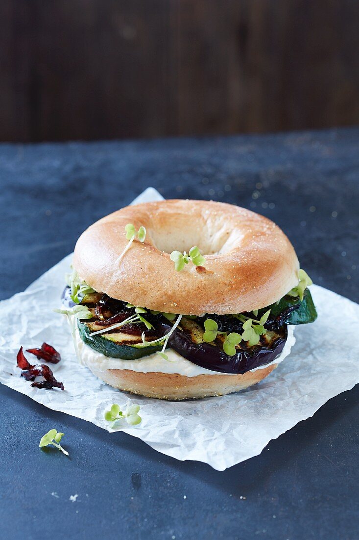 A bagel filled with grilled courgettes and aubergines