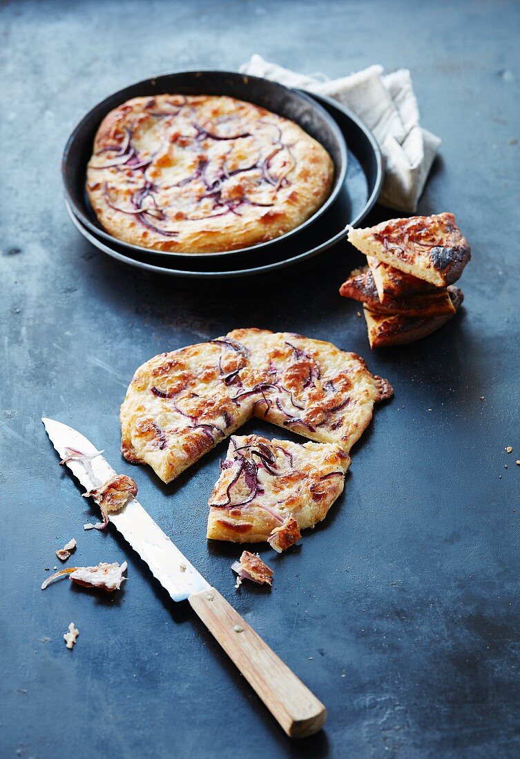 Kartoffelpizza mit roten Zwiebeln