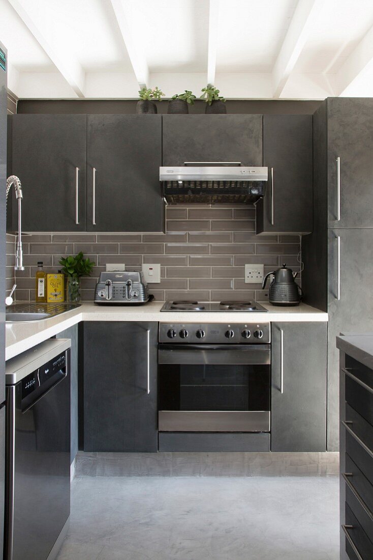 L-shaped fitted kitchen with taupe fronts