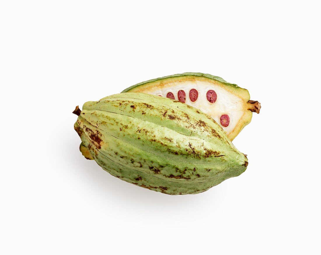 Aufgeschnittene Kakaofrucht vor weißem Hintergrund