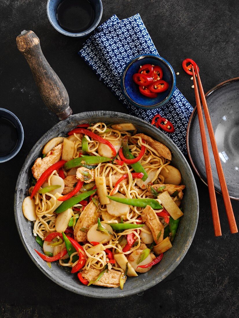 Chow Mein mit Huhn und Gemüse (China)