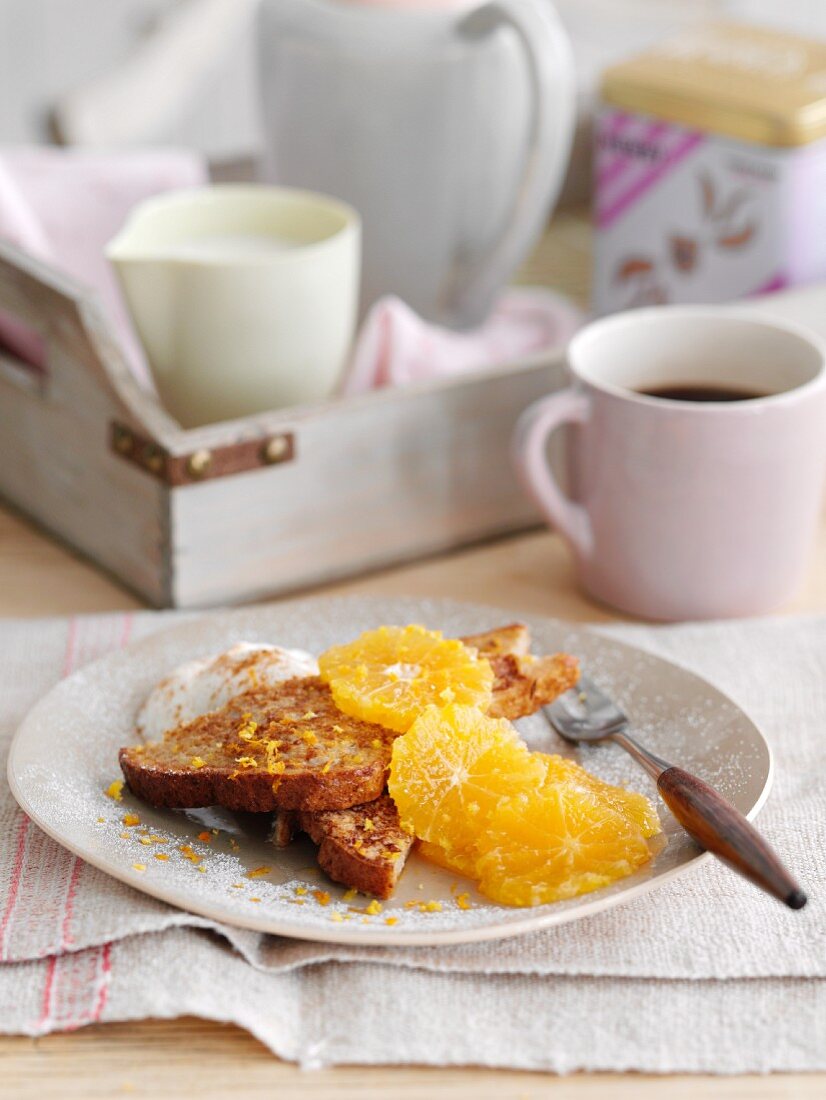 French Toast mit Clementinenscheiben zum Frühstück