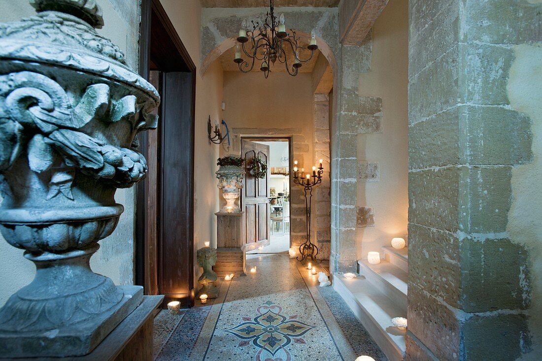 Historischer Eingangsbereich mit Treppenaufgang, Kerzenlicht und Mosaikfliesenboden