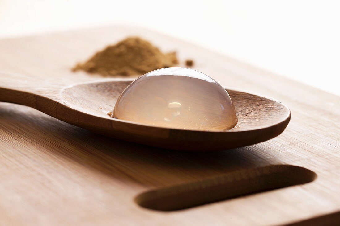 Raindrop Cake auf Holzlöffel (Close Up)