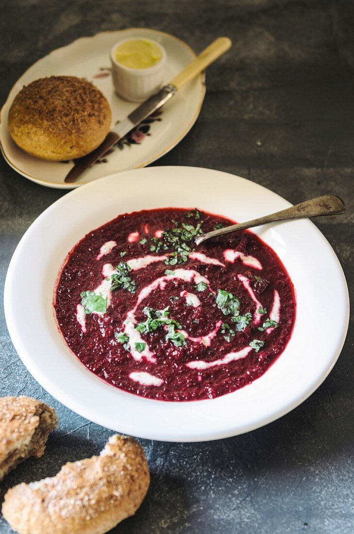 Rote-Bete-Suppe mit Kräutern und Sauerrahm