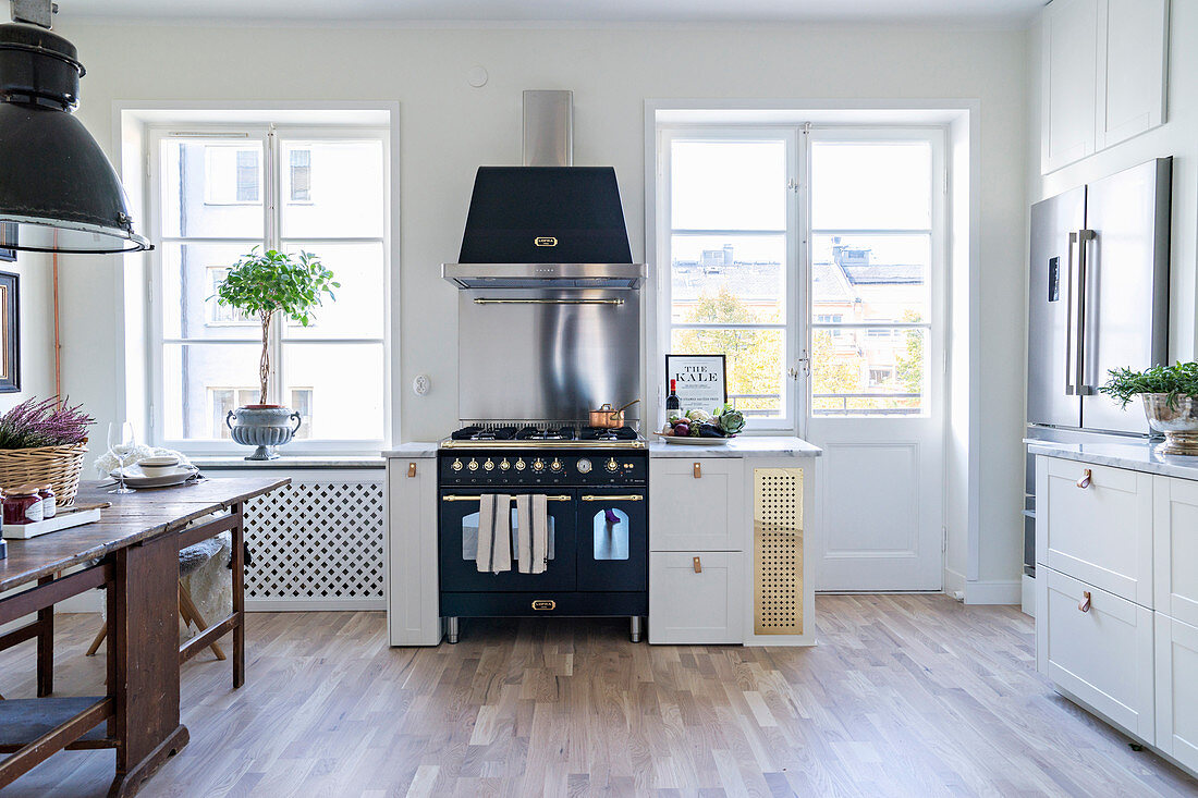 Large kitchen-dining room with dining area and vintage-style gas cooker