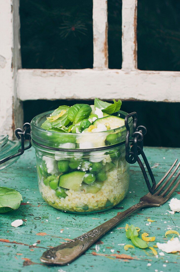 Hirsesalat mit Zucchini, Erbsen, Zitronenschale, Feta und Knoblauchvinaigrette