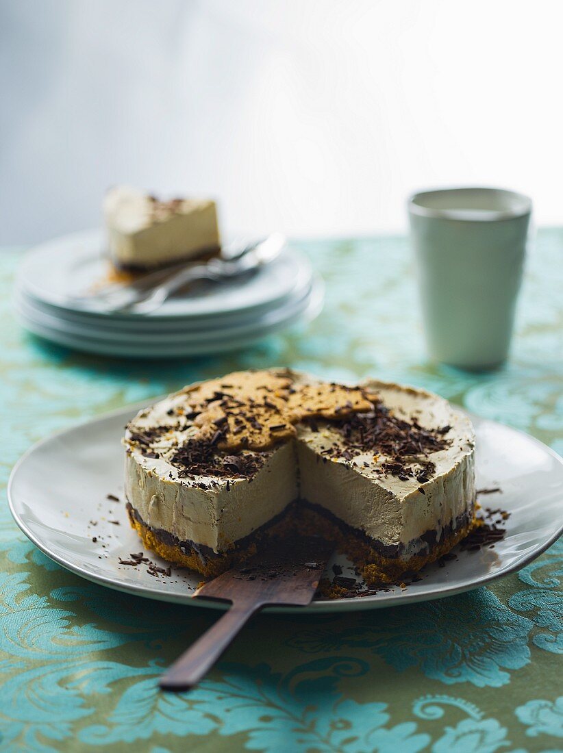 Eistorte mit Cookies und Schokolade, angeschnitten