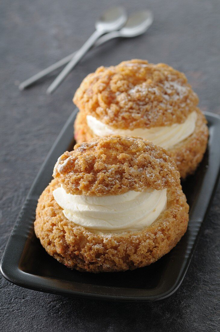 Choux Craquelin mit Sahnefüllung (Windbeutel mit Streuselkruste, Frankreich)